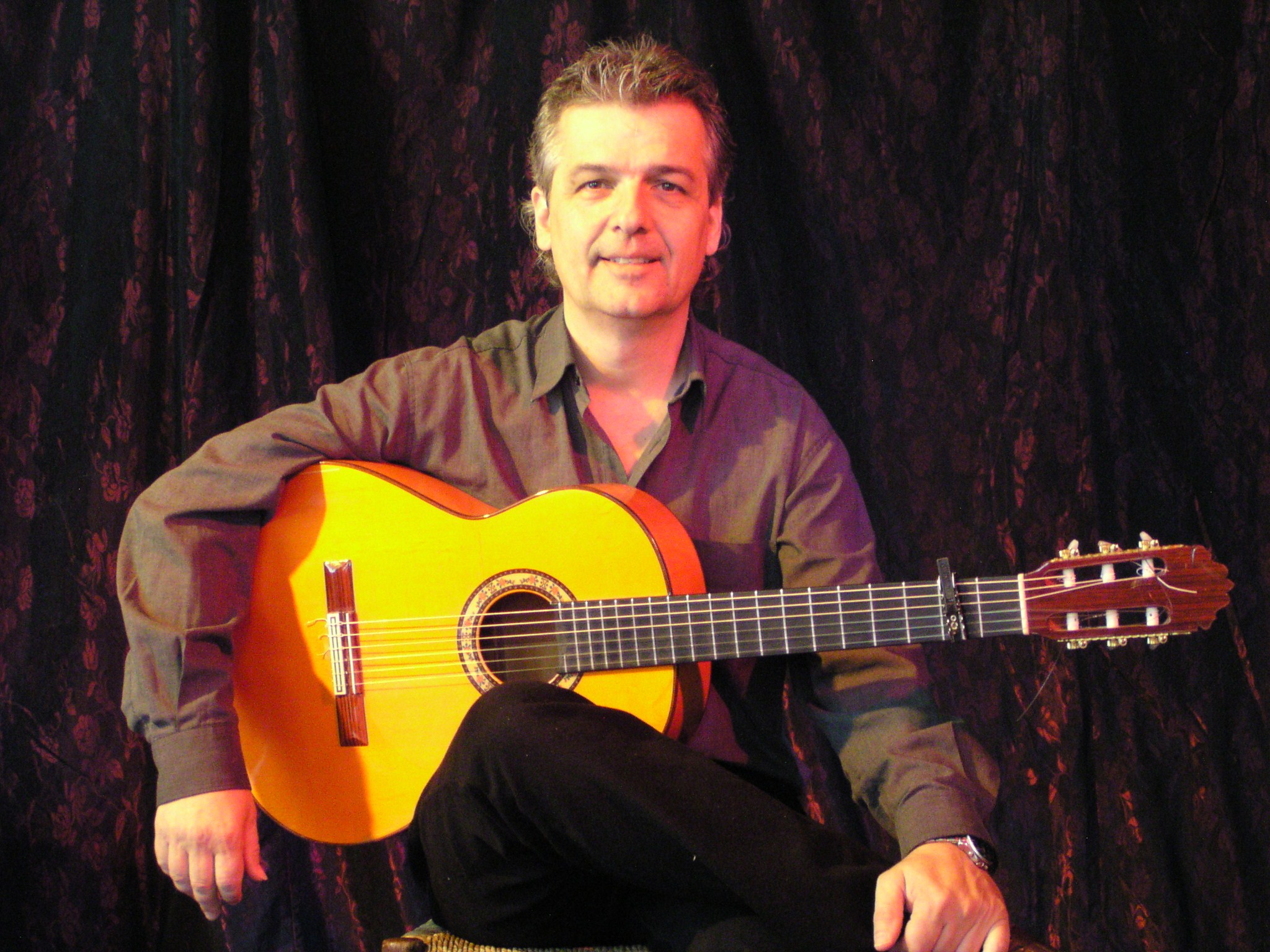 Robert mit Gitarre B0015267